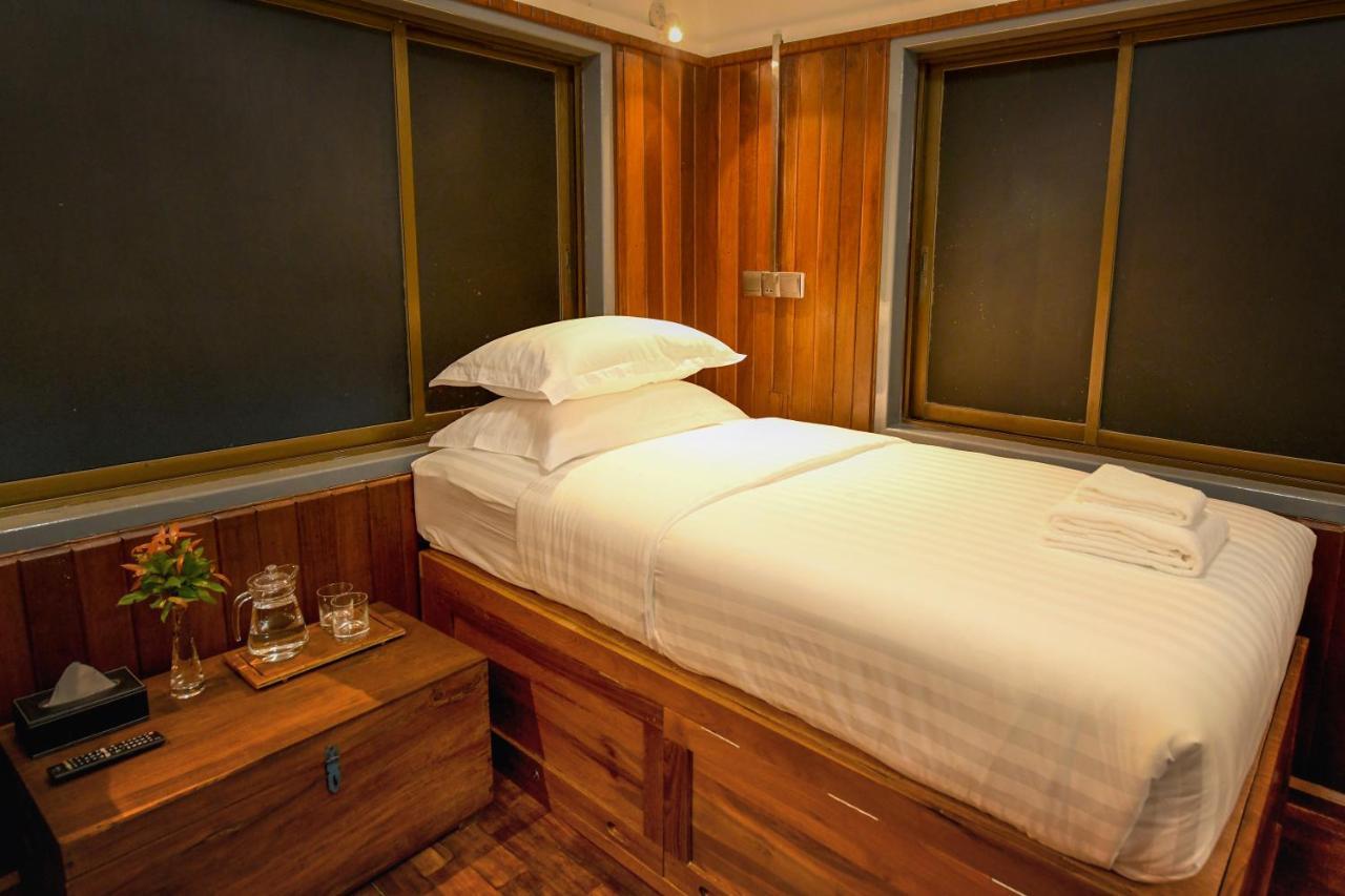 Ned Kelly Hotel & Irish Pub Mandalay Buitenkant foto